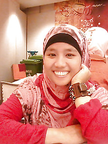 Malay-Awek Tudung Merah