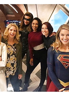 Arrowverse Girls In Group Photos