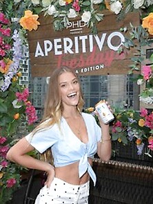 Nina Agdal Sexy