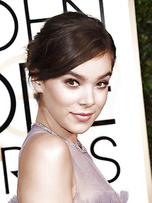 Hailee Steinfeld At 2017 Golden Globes