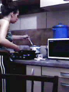 Spy Sexy Girl In Kitchen Romanian-La O Clatita