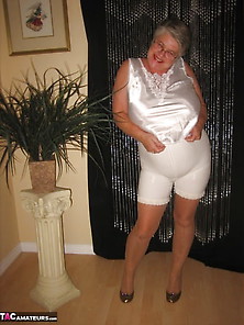 Oma In Miederhose Und Bh