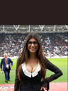 Mia Khalifa Babe Cleavage