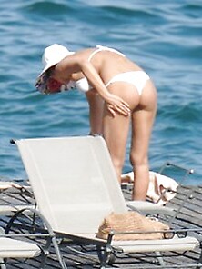 Irina Shayk Wearing A Bikini In Italy – Slight Camelto