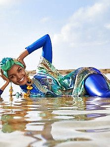 Halima Aden Sexy
