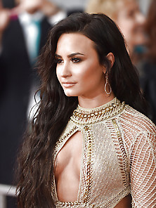 Demi Lovato Grammys 2017