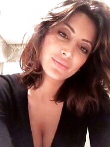 Noureen Dewulf Cleavage