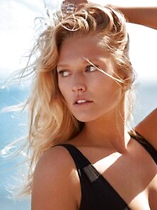 Toni Garrn Sexy